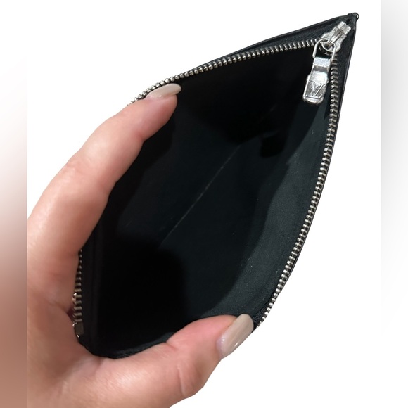 63. Authentic Louis Vuitton| EPI Leather Clutch - Picture 8 of 8